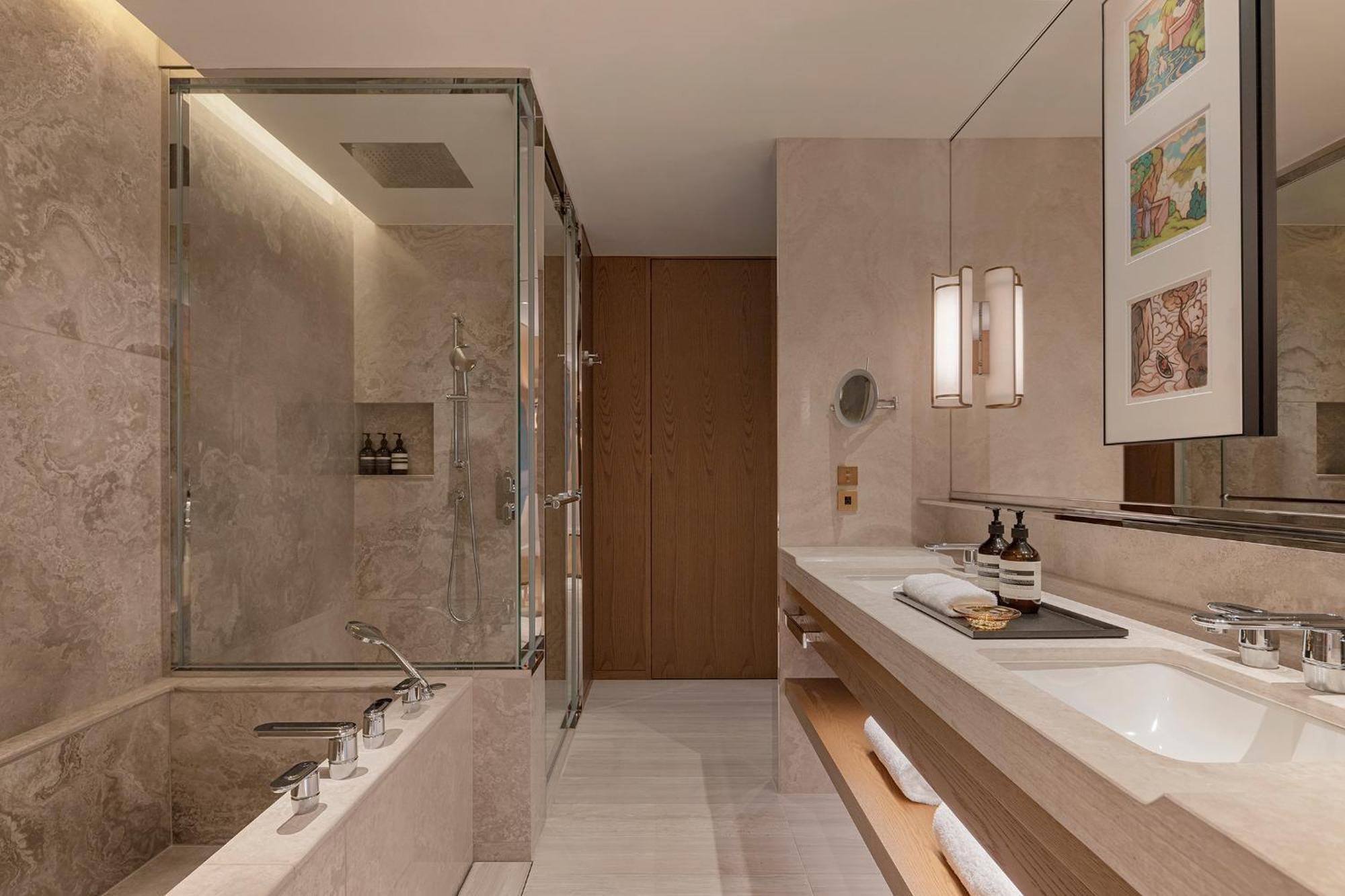 Habitación con cama extragrande y vistas a la ciudad