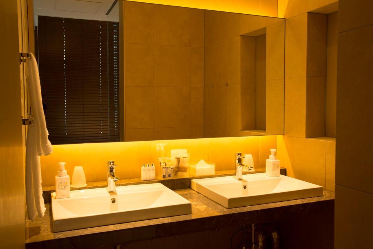 Premium Twin Room View from Bathroom Floor 15-16 Non-Smoking,988945090:JPEG
